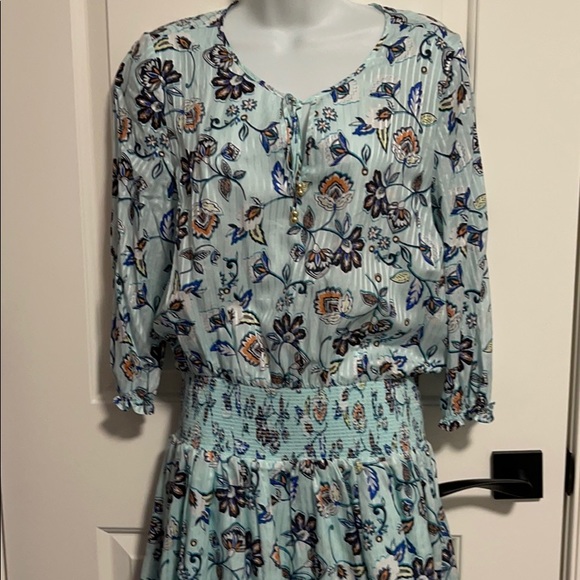 Dresss - Picture 2 of 5